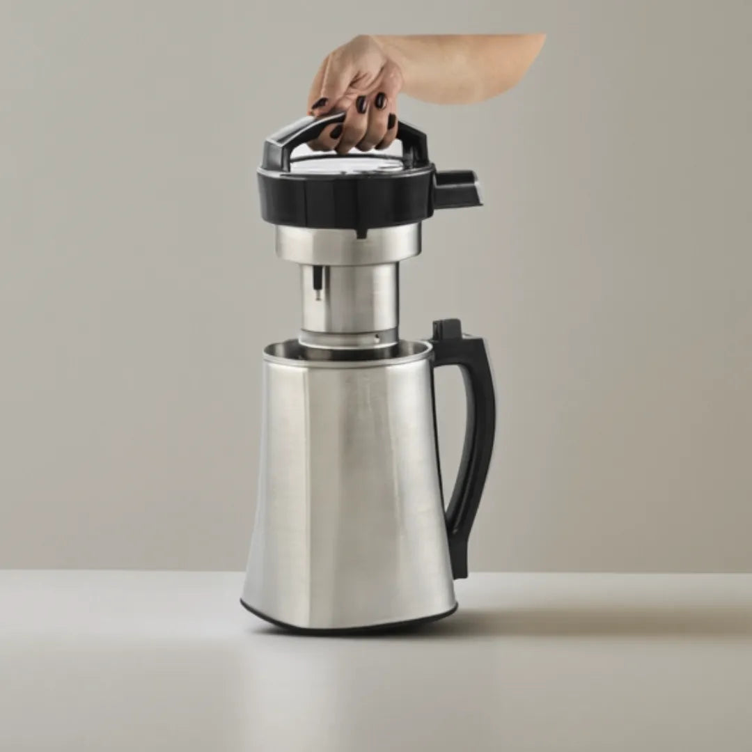 MeiMüch MüchMocha dessen Deckel angehoben wird.