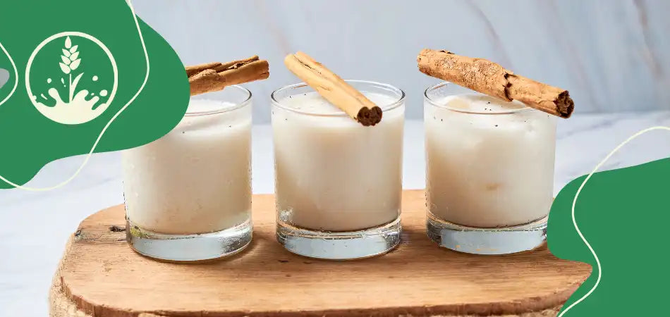 Gläser mit Horchata und darauf Zimtstangen