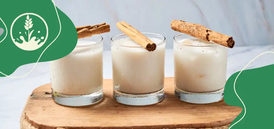 Gläser mit Horchata und darauf Zimtstangen