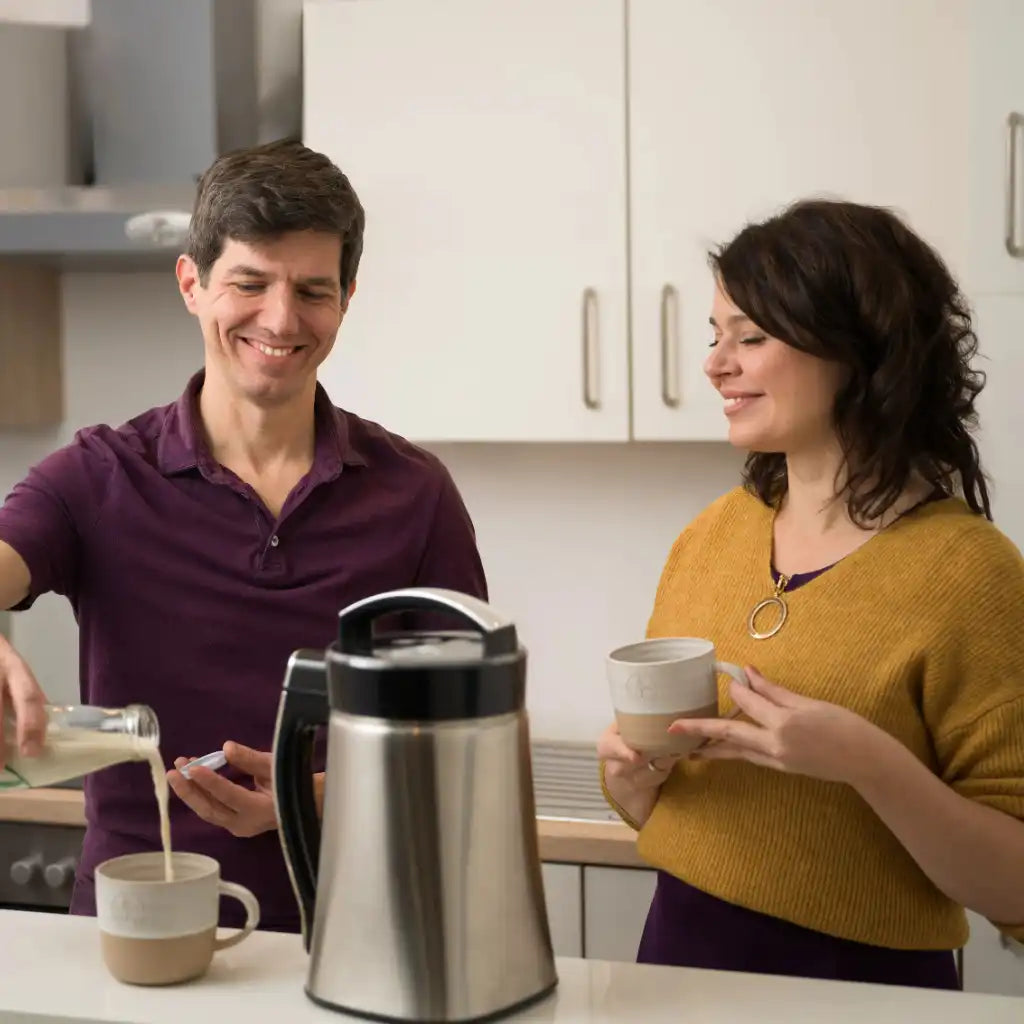 Zwei Personen mit einem Pflanzenmilchbereiter