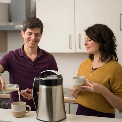 Zwei Personen mit einem Pflanzenmilchbereiter