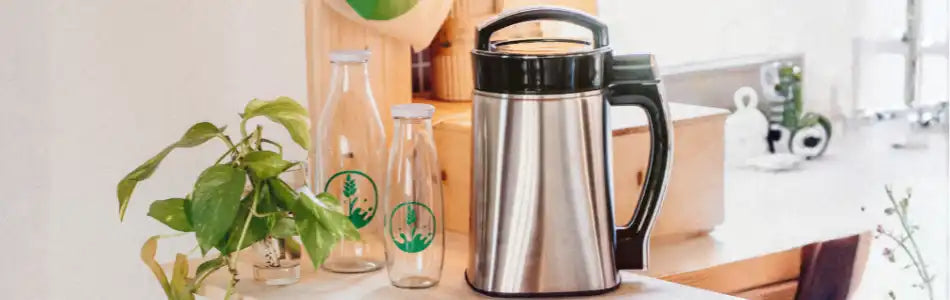 MeiMüch MüchMocha mit Flaschen in einer Küche