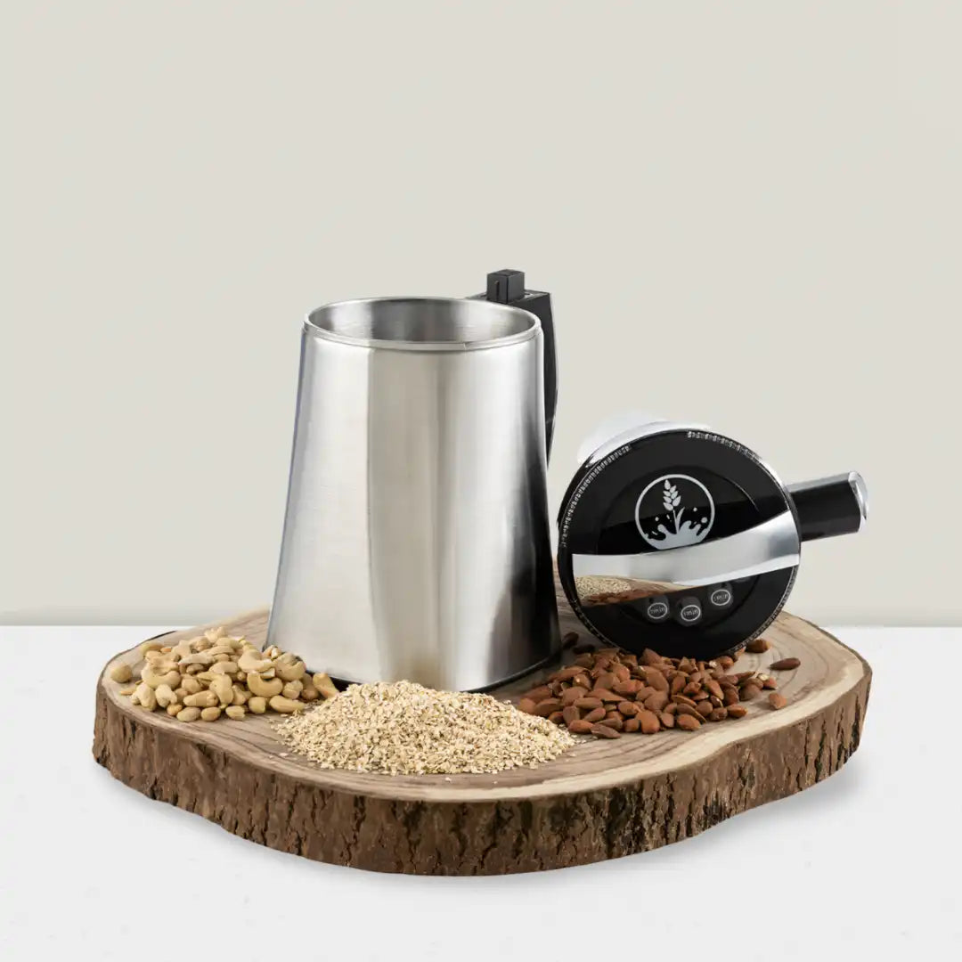 MeiMüch MüchMocha auf einer Holzscheibe mit Nüssen und Haferflocken