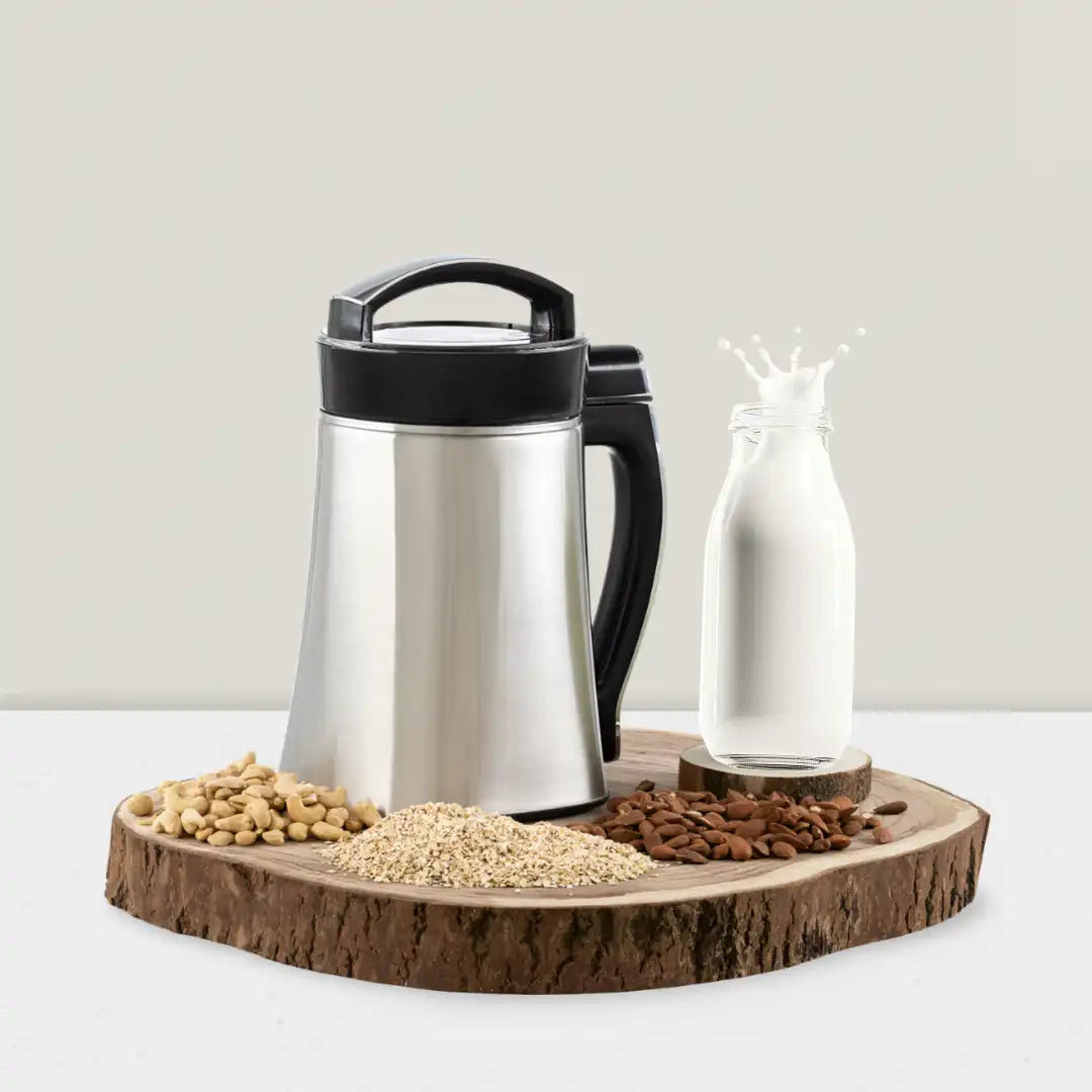 MeiMüch MüchMocha auf einer Holzscheibe mit einer Flasche Müch, Nüssen und Haferflocken.