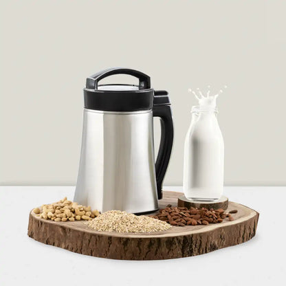 MeiMüch MüchMocha auf einer Holzscheibe mit einer Flasche Müch, Nüssen und Haferflocken.