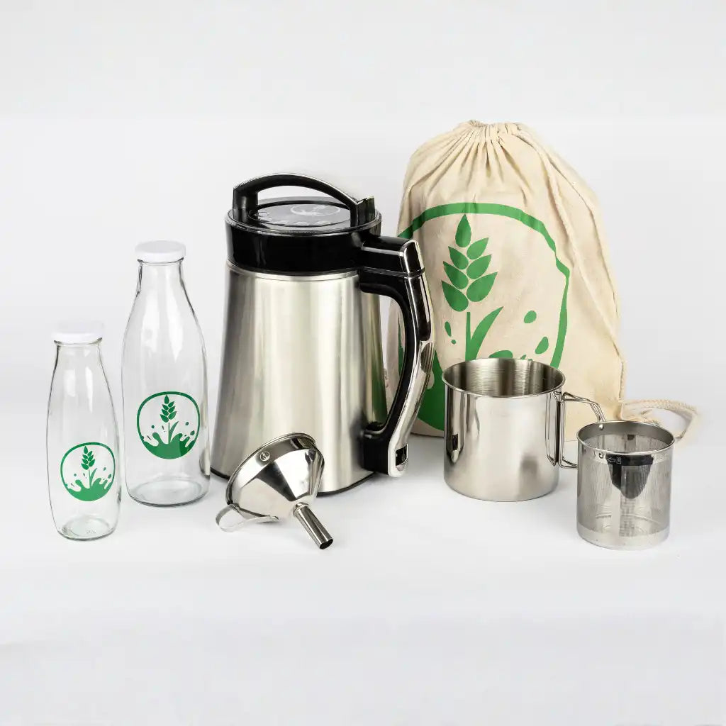 Inhalt des MchMocha StarterSets aufgereiht - MüchMocha, FLaschen, Trichter, Tasche und Filterkorb