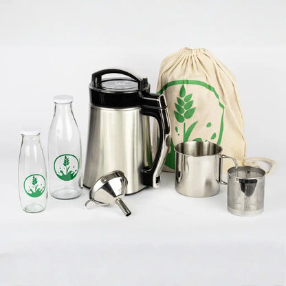 Inhalt des MchMocha StarterSets aufgereiht - MüchMocha, FLaschen, Trichter, Tasche und Filterkorb