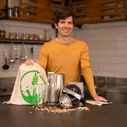 Wolfgang präsentiert den Inhalt der MüchMocha StarterSets - MüchMocha, Flaschen, Trichter und Tasche